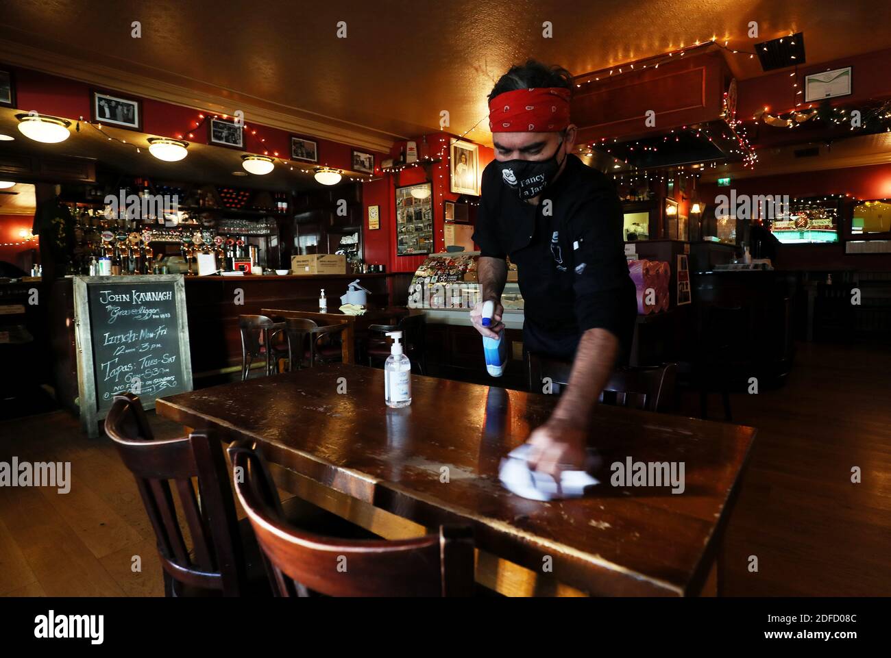 Ciaran Kavanagh, eine der siebten Generation von John KavanaghÕs Bar, lokal bekannt als die Totengräber, bereitet sich vor, während sie sich darauf vorbereiten, die Lounge sieben Tage die Woche wieder zu öffnen. Tausende von Restaurants, Cafés und Gastrokneipen öffnen heute wieder ihre Türen, da die Pandemiebeschränkungen vor Weihnachten gelockert werden. Stockfoto