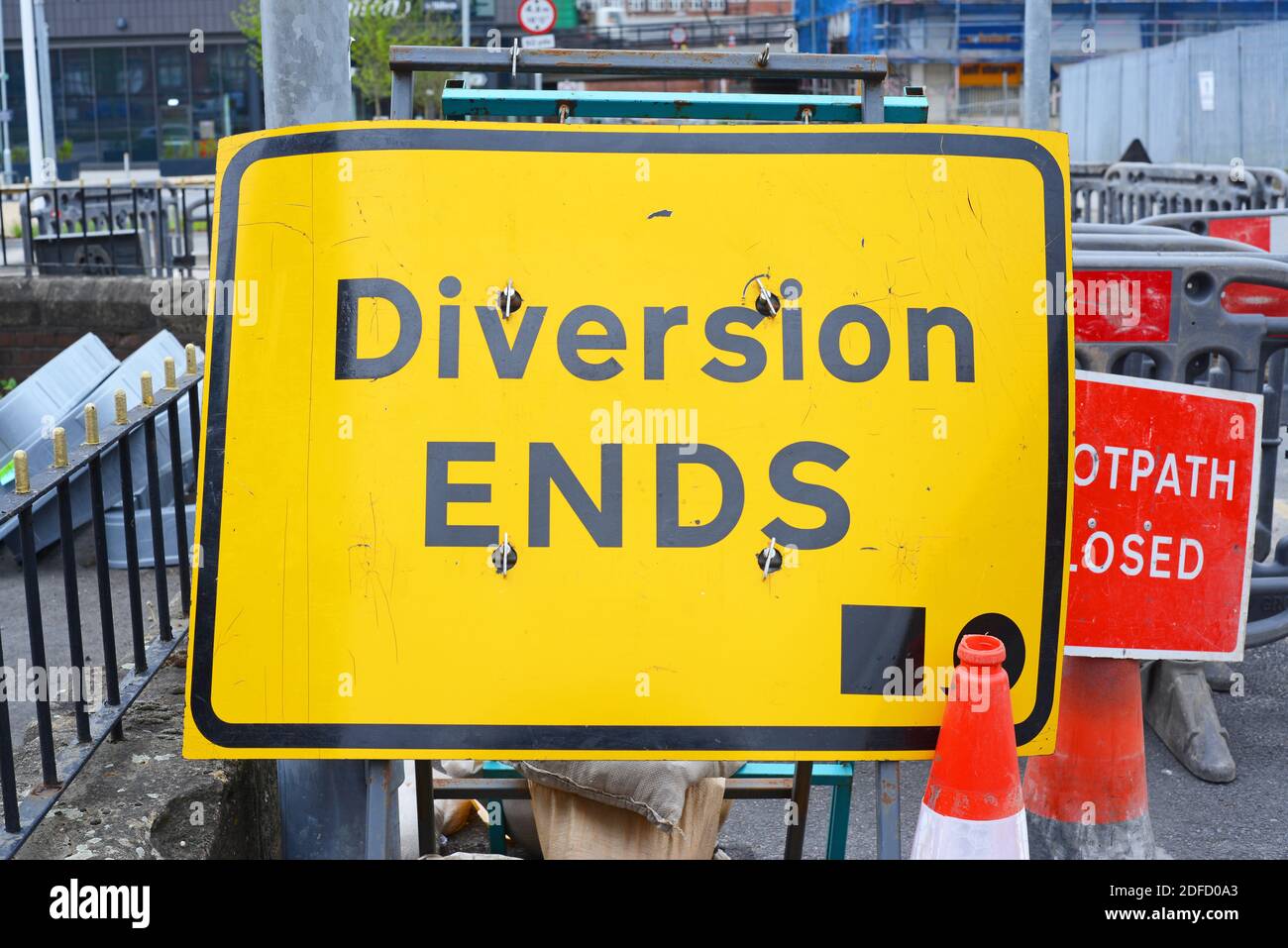 Umleitung endet und Fußweg geschlossen Warnschild für Fußgänger an Straßenarbeiten in Leeds Yorkshire Vereinigtes Königreich Stockfoto