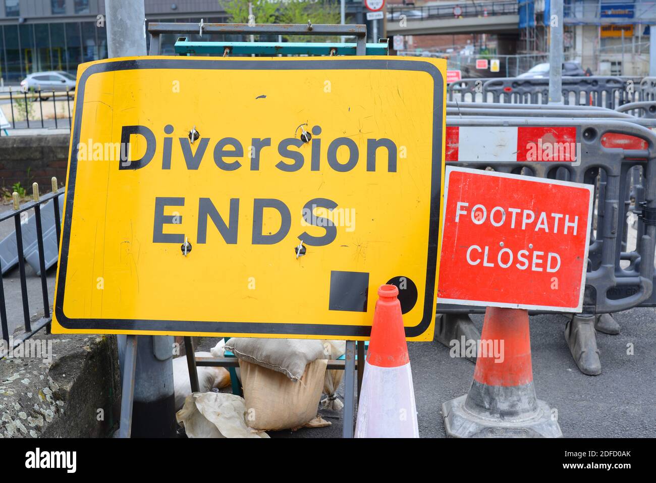Umleitung endet und Fußweg geschlossen Warnschild für Fußgänger an Straßenarbeiten in Leeds Yorkshire Vereinigtes Königreich Stockfoto