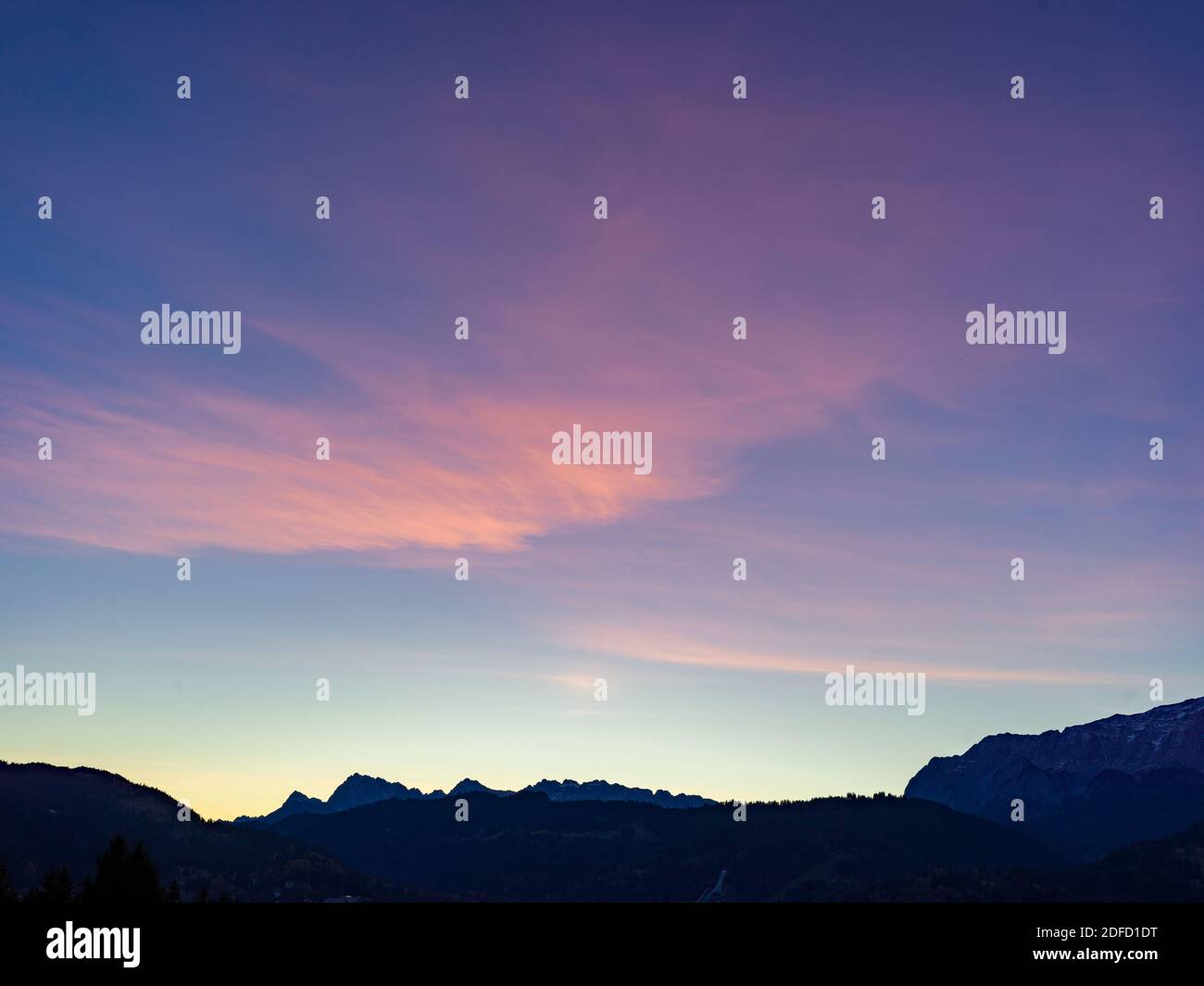 Sonnenuntergang in den Bergen als Ersatz für den Himmel Stockfoto