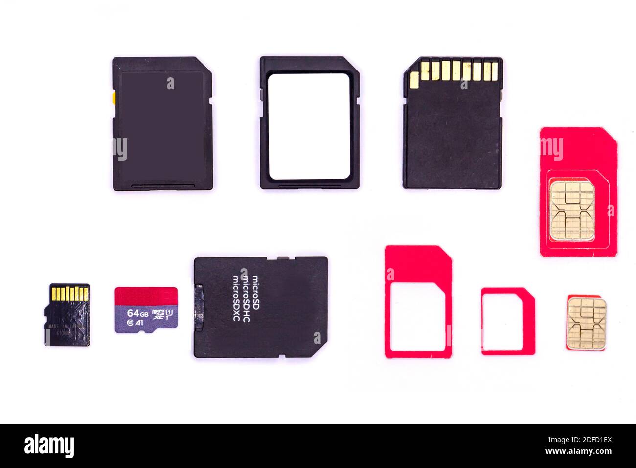 Speicher und SIM-Karten - verschiedene Größen SD und SIM-Karten mit Kartenhalter isoliert auf weißem Hintergrund. SD- und Micro-SD-Karten. Micro, Mini und Nano SIM c Stockfoto