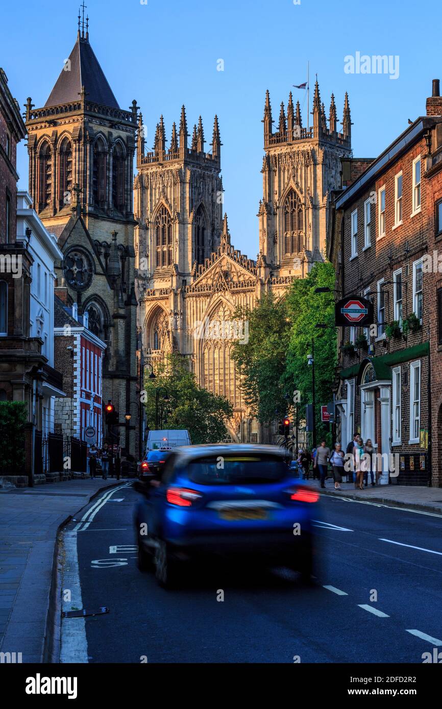 Autos auf der Straße und Türme von York Minster (die Kathedrale und metropolitische Kirche von Saint Peter), York, Yorkshire, England, Vereinigtes Königreich Stockfoto
