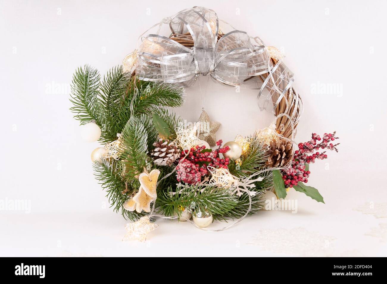 Weihnachtskranz mit Beeren und leuchtenden Sternen verziert Stockfoto
