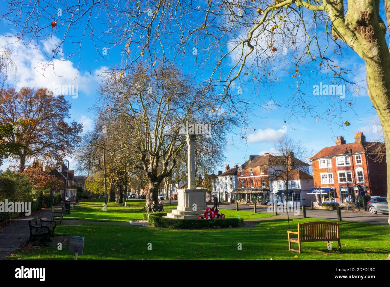 Tenterden High Street und das war Memorial auf den breiten Grasrändern im Herbst, Kent, Großbritannien Stockfoto