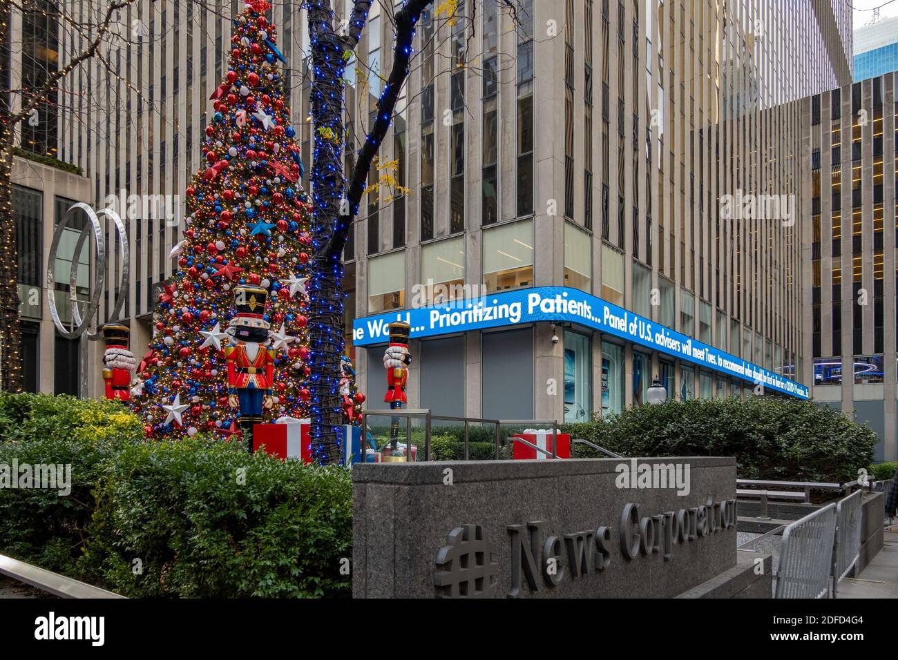 Urlaub Dekorationen auf die Sixth Avenue an der Ecke, NYC, USA Stockfoto