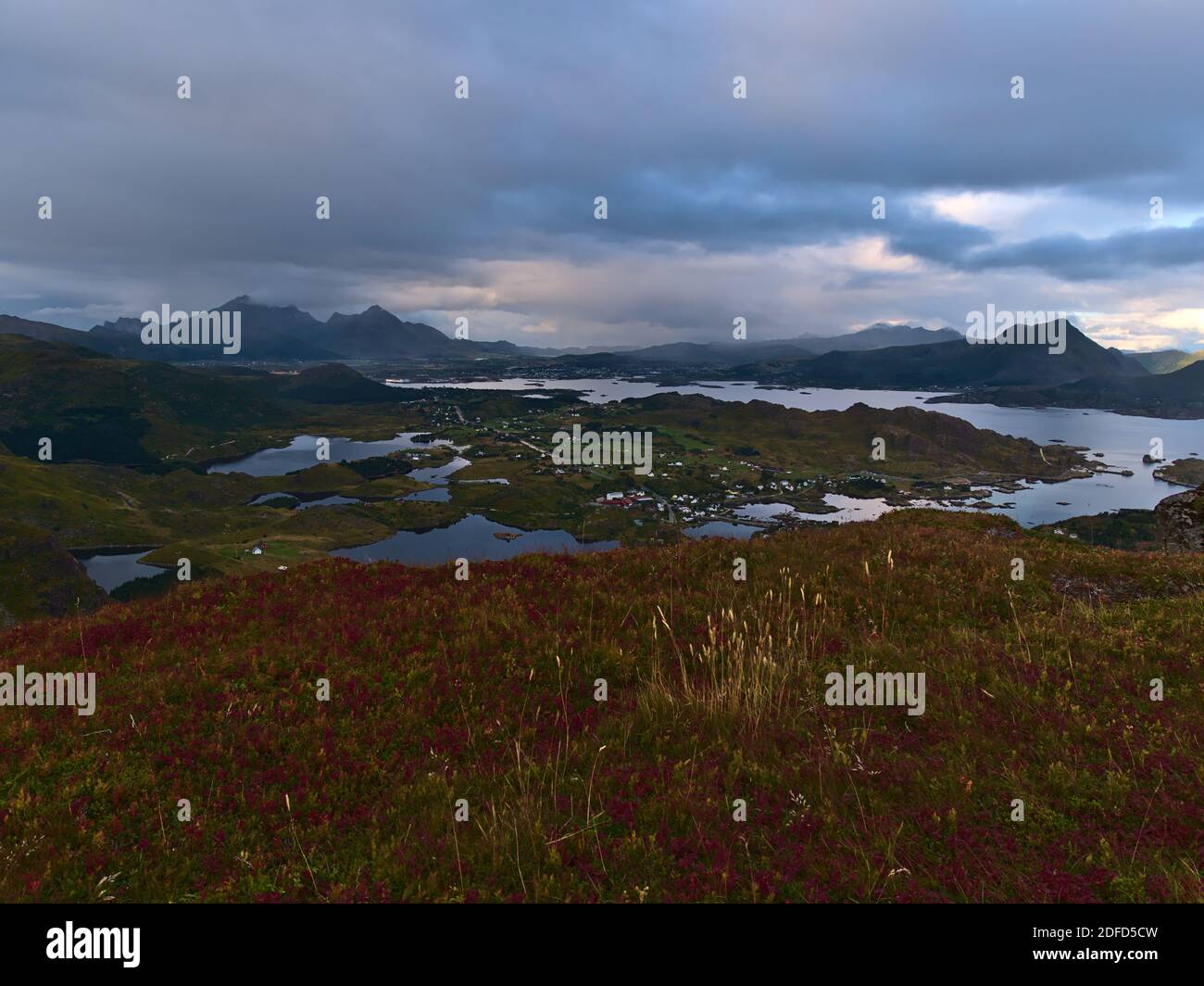 Schöner Panoramablick über den Westen der Insel Vestvågøya, Lofoten, Norwegen mit Fjord Buksnesfjorden, Leknes Stadt, raue Berge und Wiese. Stockfoto