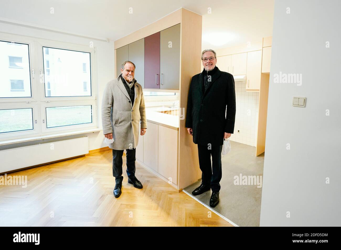 Heidelberg, Deutschland. Dezember 2020. Eckart Würzner (l.), Oberbürgermeister der Stadt Heidelberg, und Paul Johannes Fietz, Mitglied des Verwaltungsrats der Bundesanstalt für Immobilienaufgaben (Blma), stehen in einer Schauwohnung auf dem ehemaligen Gelände der US-Siedlung "Patrick-Henry-Village". Gemeinsam mit der Bundesanstalt für Immobilienaufgaben (BlmA) will die Stadt Heidelberg das Areal des ehemaligen Patrick-Henry-Village erschließen. Es soll ein neuer Stadtteil mit 10,000 Wohnungen und 5,000 Arbeitsplätzen entstehen. Quelle: Uwe Anspach/dpa/Alamy Live News Stockfoto