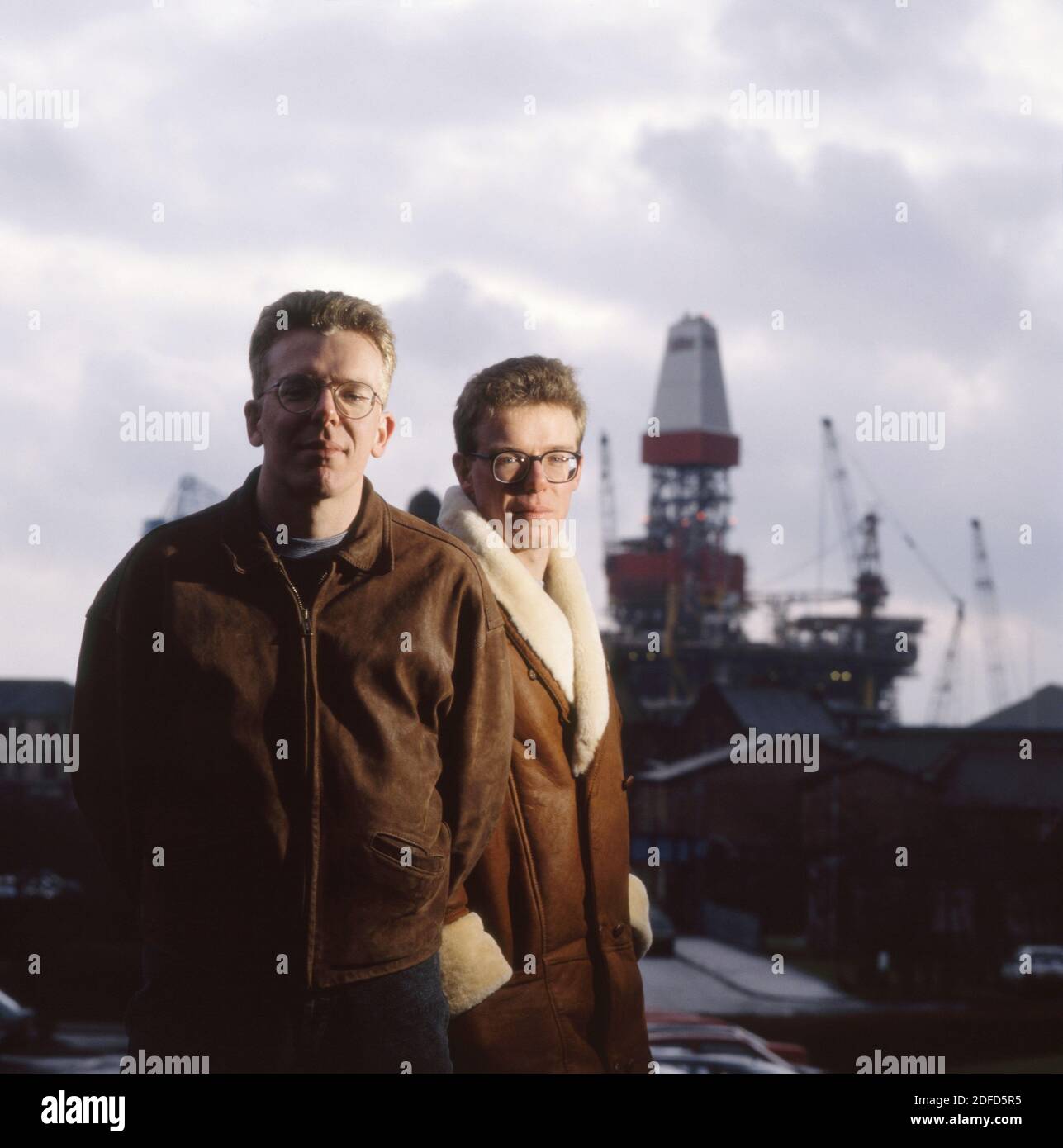 Portrait des schottischen Rock-Duos The Prolaimers near the Clyde Ship Yards, Glasgow, Schottland um 1993 Stockfoto