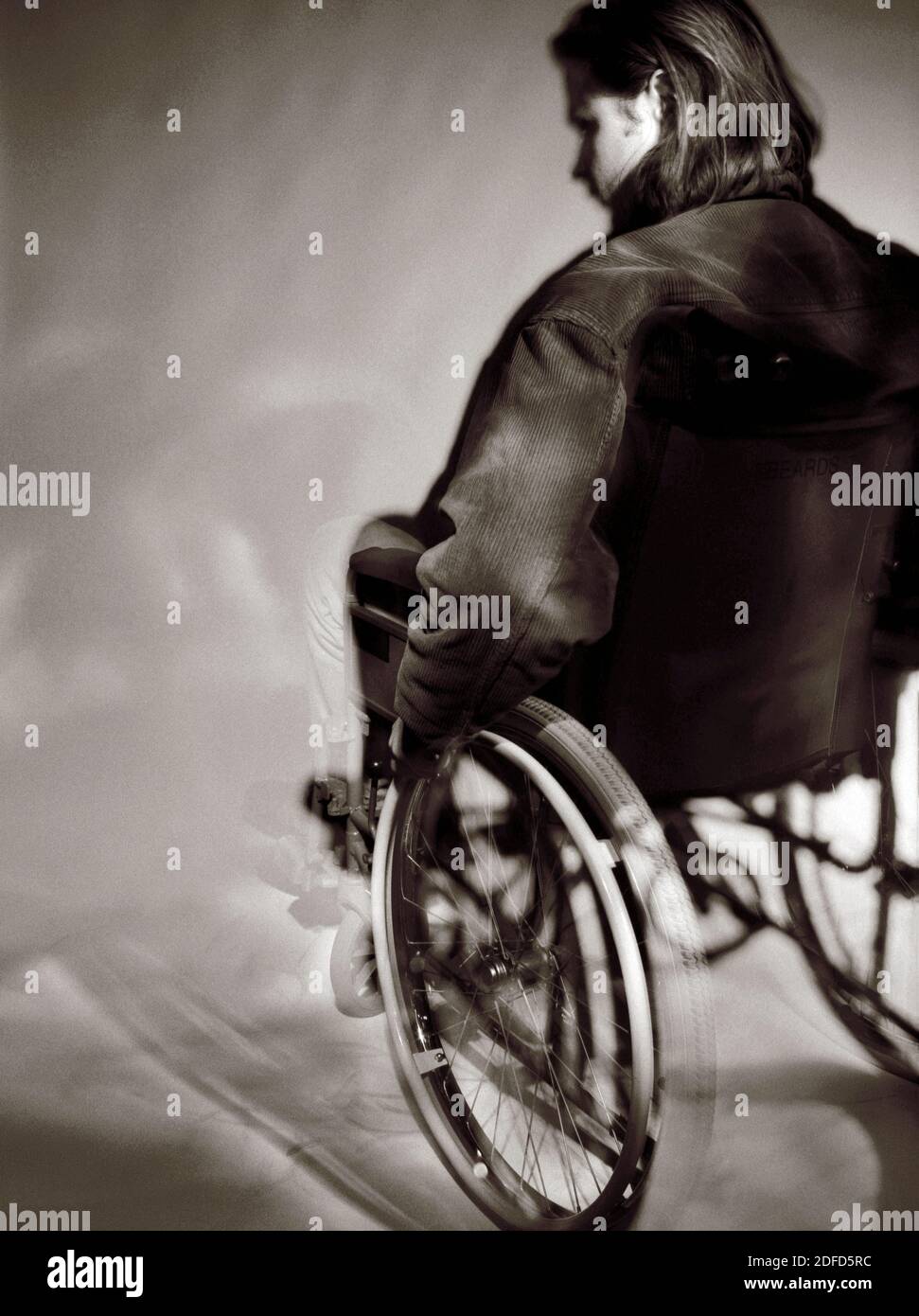 Junger Mann im Rollstuhl Stockfoto