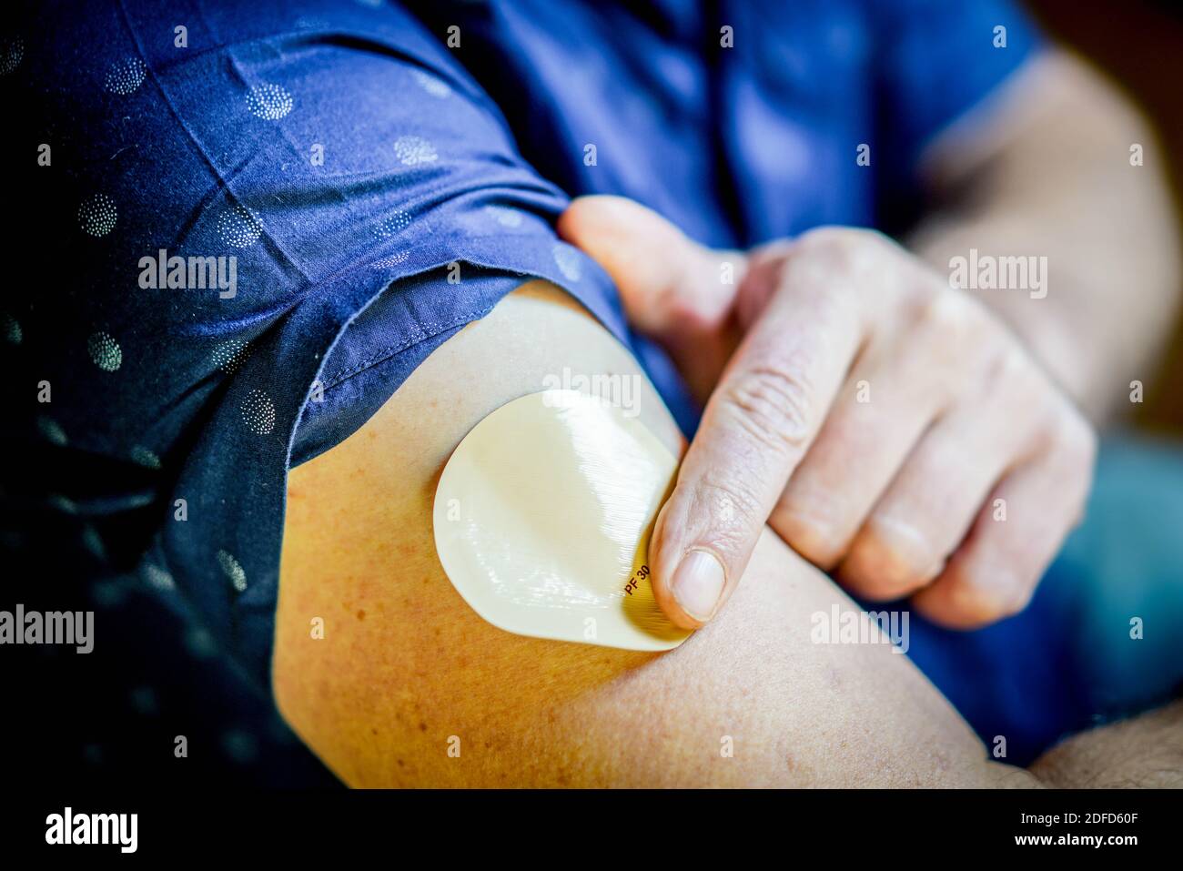 Mann ein Tabak-Steuerung einspielen. Stockfoto