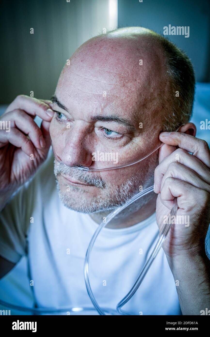Mann mit Atemhilfe. Stockfoto