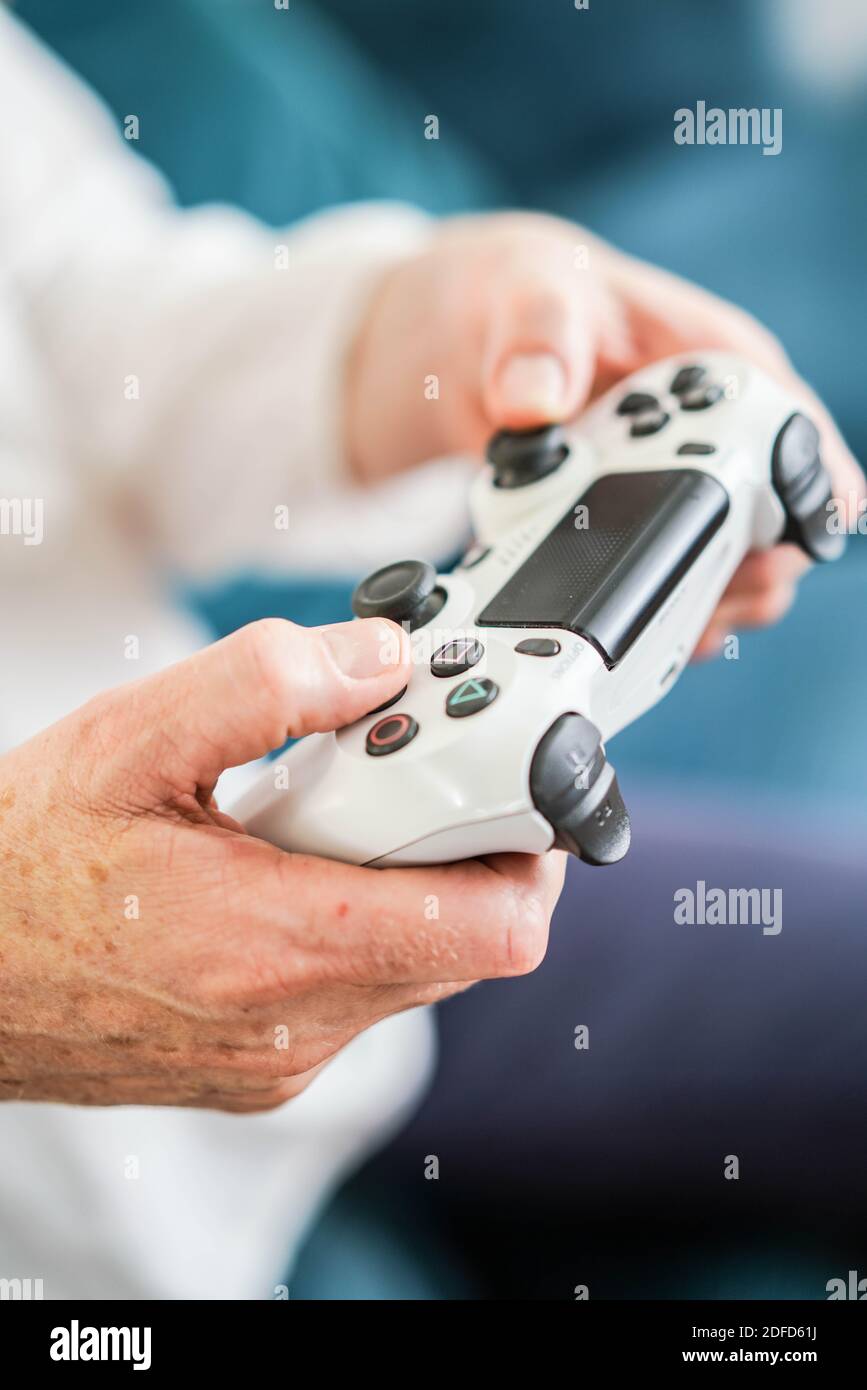 Frau, die ein Videospiel mit einem Handheld-Gerät spielt. Stockfoto