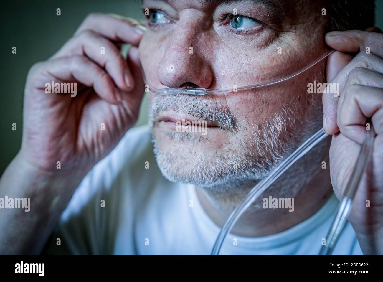 Mann mit Atemhilfe. Stockfoto