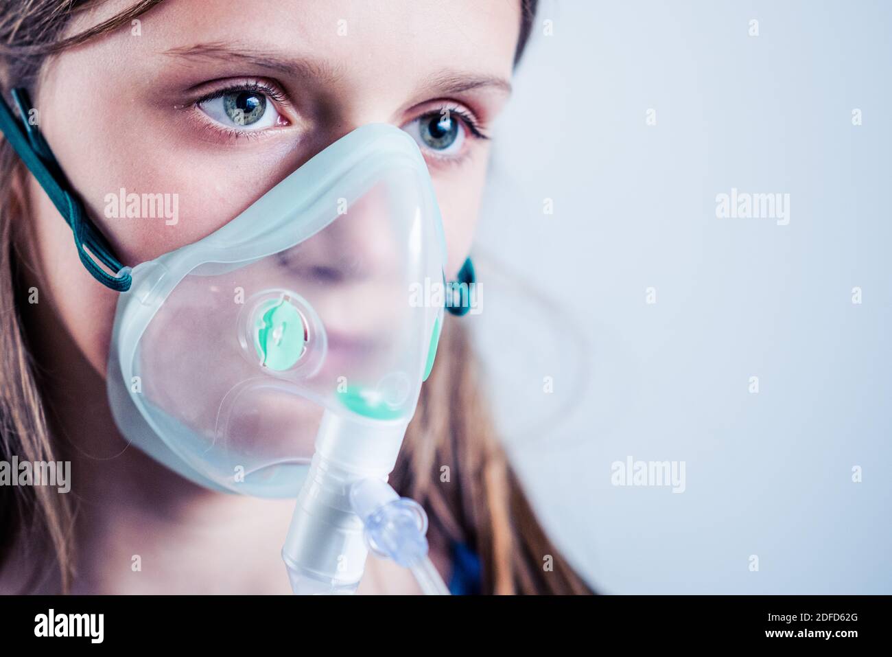 Kind trägt Sauerstoffmaske. Stockfoto