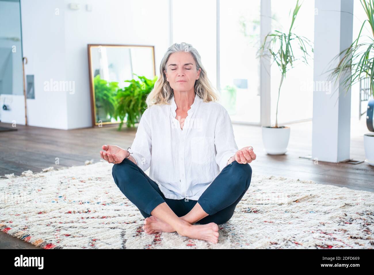 Frau Yoga zu praktizieren. Stockfoto