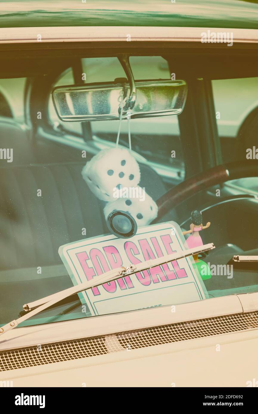 Retro-Stil Bild von einem zum Verkauf Fenster Zeichen angebracht Zu einem klassischen amerikanischen Auto Stockfoto