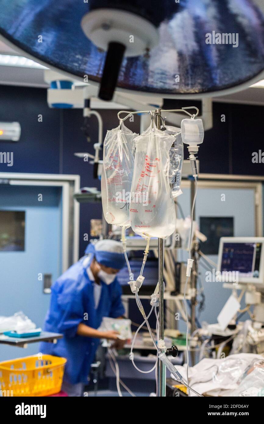 Natriumchlorid-Beutel in einem Operationssaal, Frankreich. Stockfoto