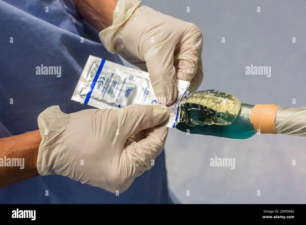 Sterile Transmission Gel zur Behandlung von lokalisiertem Prostatakrebs mittels hochintensivem fokussiertem Ultraschall (Focal-One), Frankreich. Stockfoto