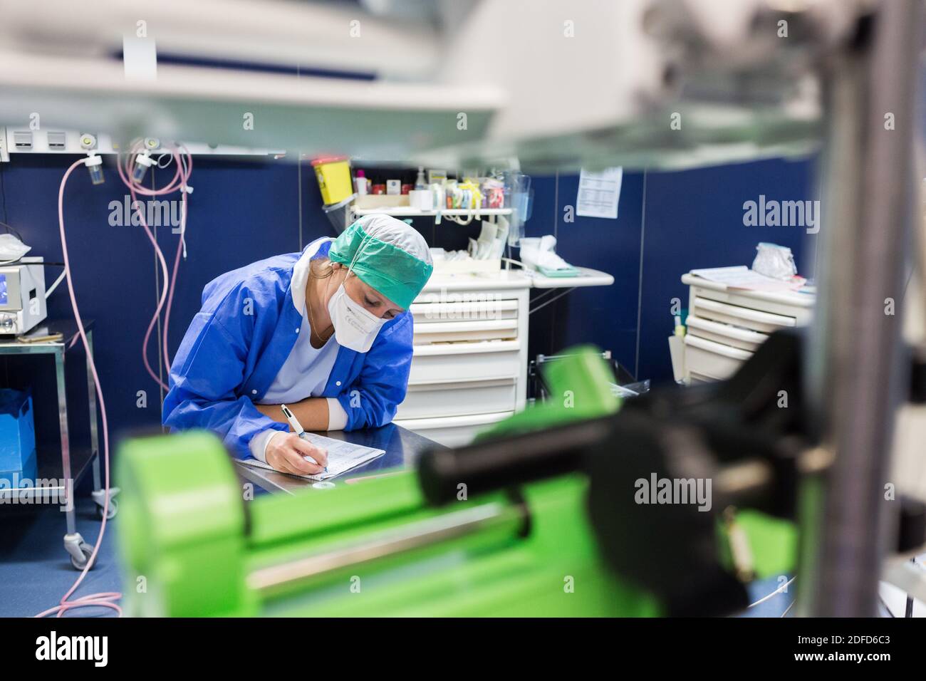 Krankenschwester Anästhesist in einem Operationssaal der Urologischen Abteilung des Krankenhauses von Bordeaux, Frankreich. Stockfoto