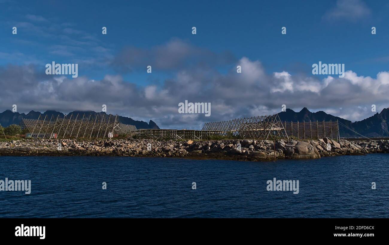 Holztrockner für die Erhaltung von traditionellen Stockfischen an der Küste der Insel Austvågøya in der Nähe des Fischerdorfes Svolvær, Lofoten, Norwegen. Stockfoto