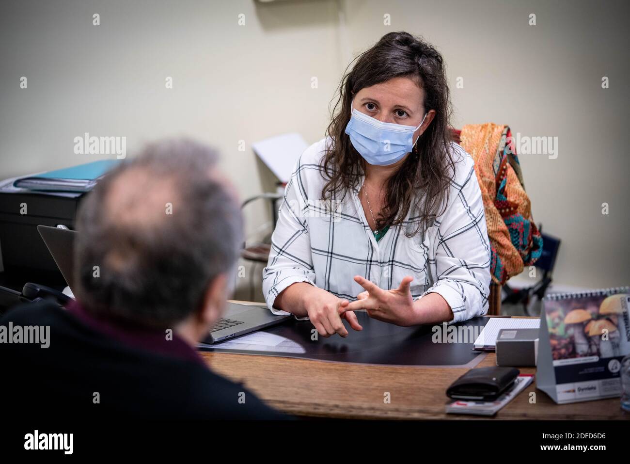 Mann in Absprache mit einem Hausarzt mit einer OP-Maske, Frankreich, november 2020. Stockfoto
