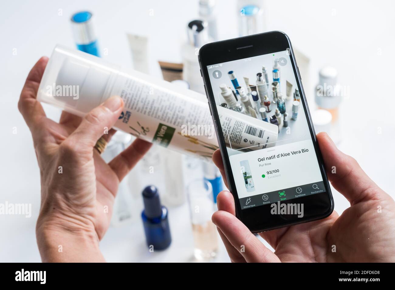 Verwendung der Yuka-Anwendung ermöglicht es, die Etiketten von Lebensmitteln und kosmetischen Produkten zu entschlüsseln, die eine Analyse ihrer Auswirkungen auf die Gesundheit geben, hier Ge Aloe V Stockfoto