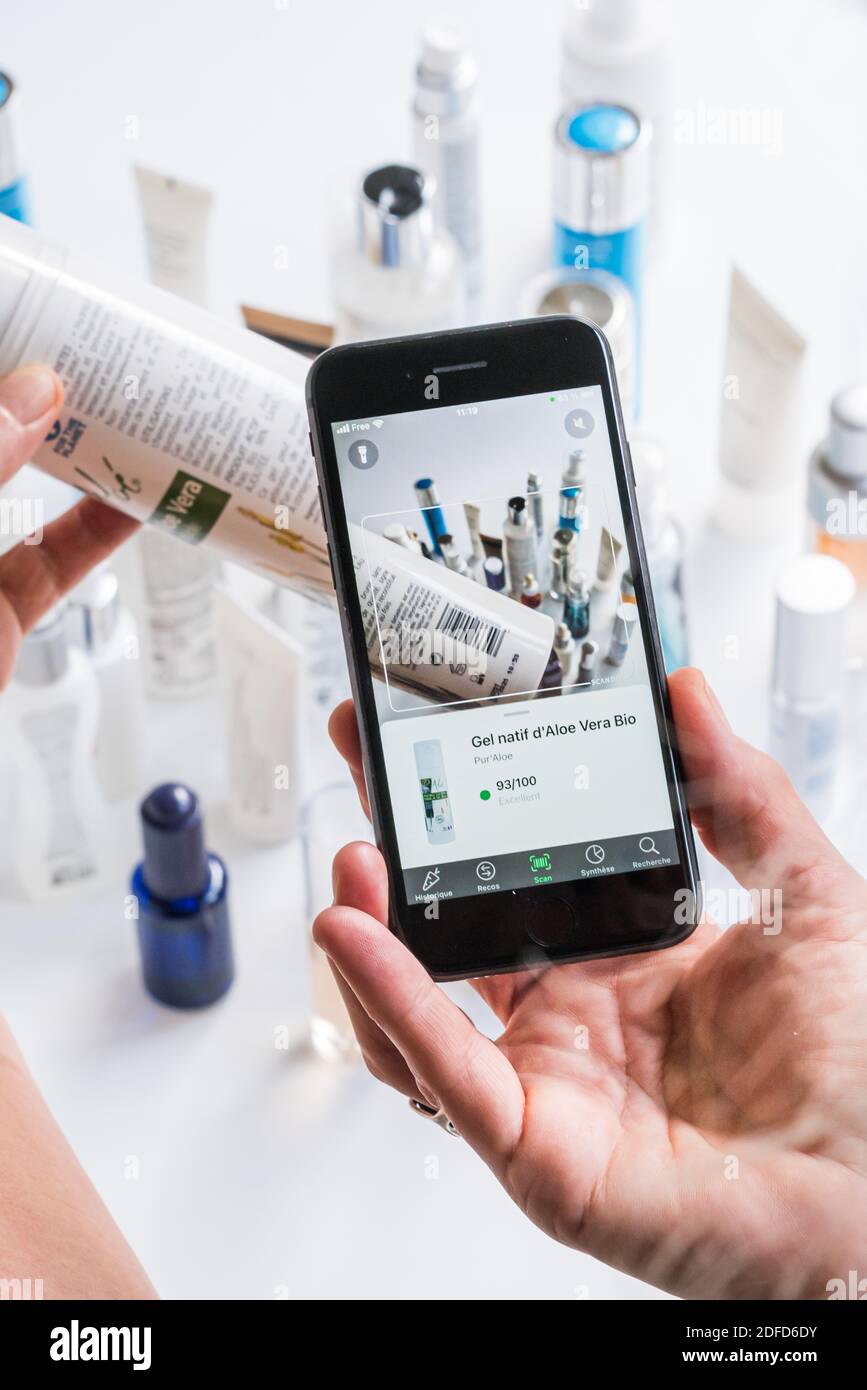 Verwendung der Yuka-Anwendung ermöglicht es, die Etiketten von Lebensmitteln und kosmetischen Produkten zu entschlüsseln, die eine Analyse ihrer Auswirkungen auf die Gesundheit geben, hier Ge Aloe V Stockfoto