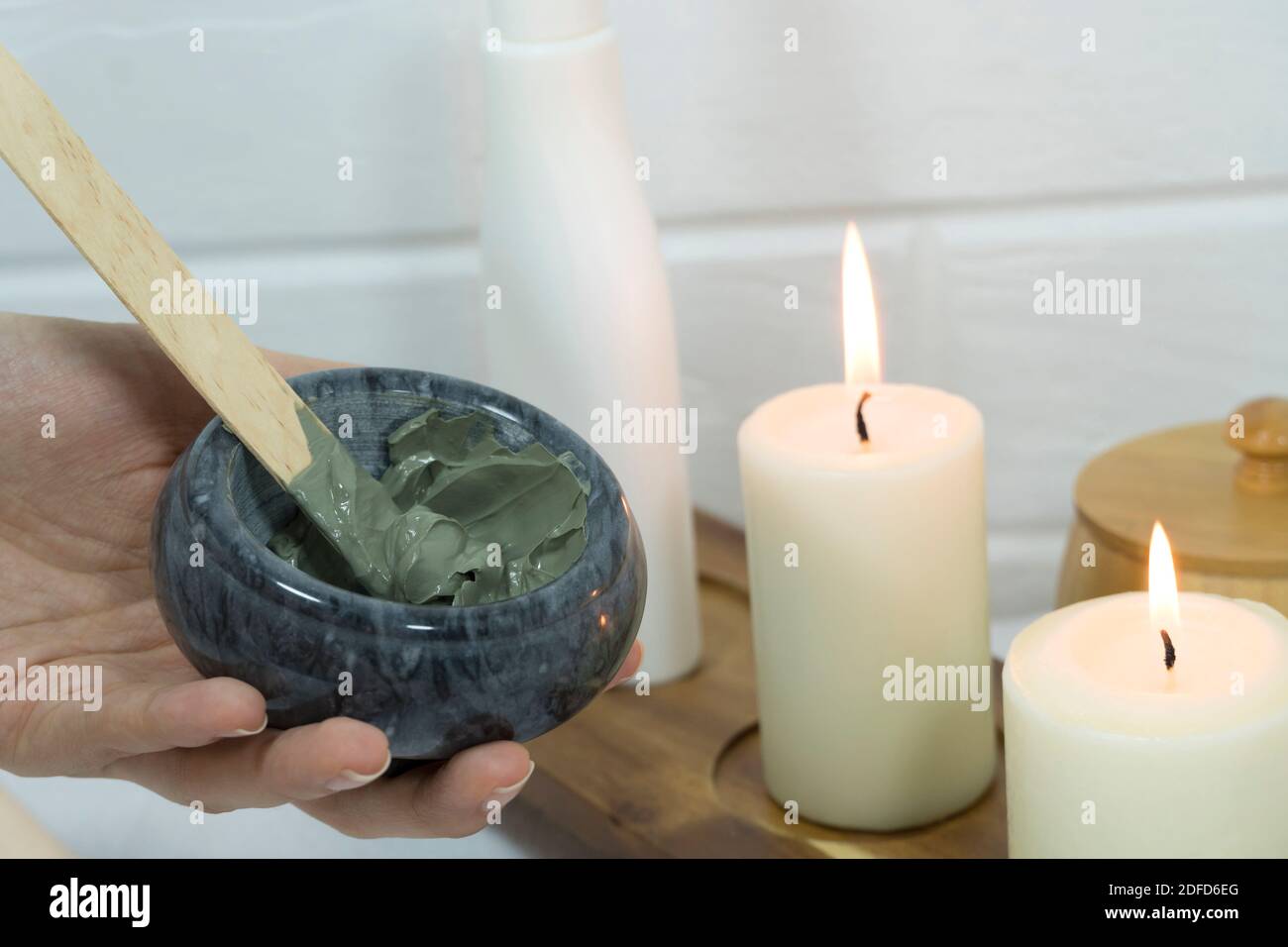 Selbstgemachte Gesicht- und Körpermaske. Maske aus Lehm, Schlamm. Naturkosmetik, umweltfreundlich. Schönheit, Hautsuin Pflege. Spa-Behandlung. Kerzen, Schönheitssalon, Co Stockfoto
