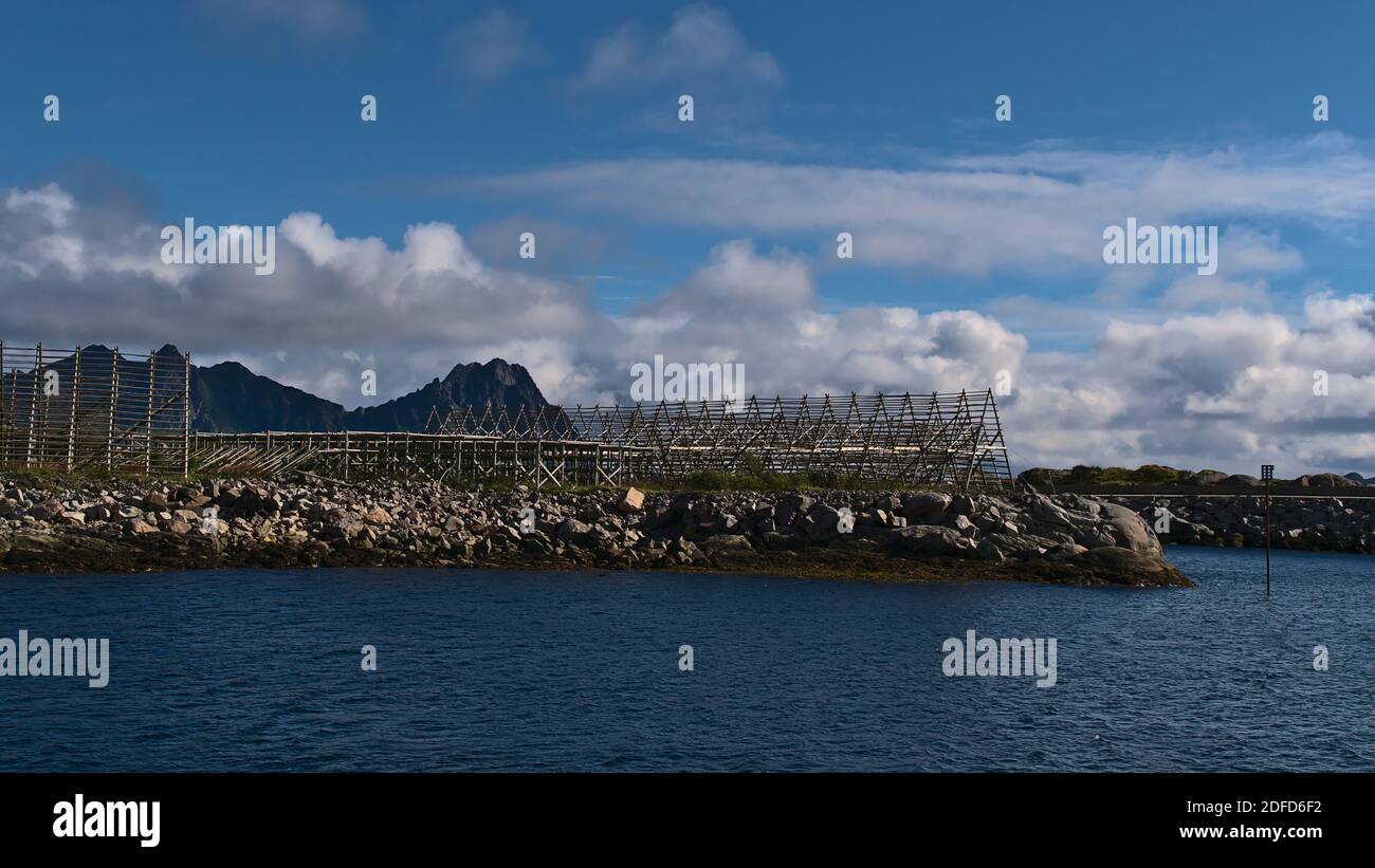 Holztrocknungsflocken für die Erhaltung von traditionellen Stockfisch im Hafen von Svolvær, Insel Austvågøya, Lofoten, Norwegen an der Küste des Norwegischen Meeres. Stockfoto