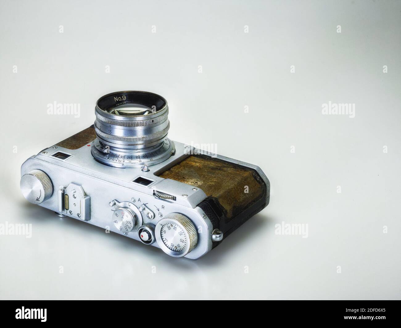 Schöne Vintage-Filmkamera auf Retro-Farbe Hintergrund professionelle Ausrüstung Modekollektion und -Ausstellung Stockfoto Schöne Vintage-Filmkamera auf Retro-Farbe Hintergrund professionelle Ausrüstung Modekollektion und -Ausstellung Stockfoto