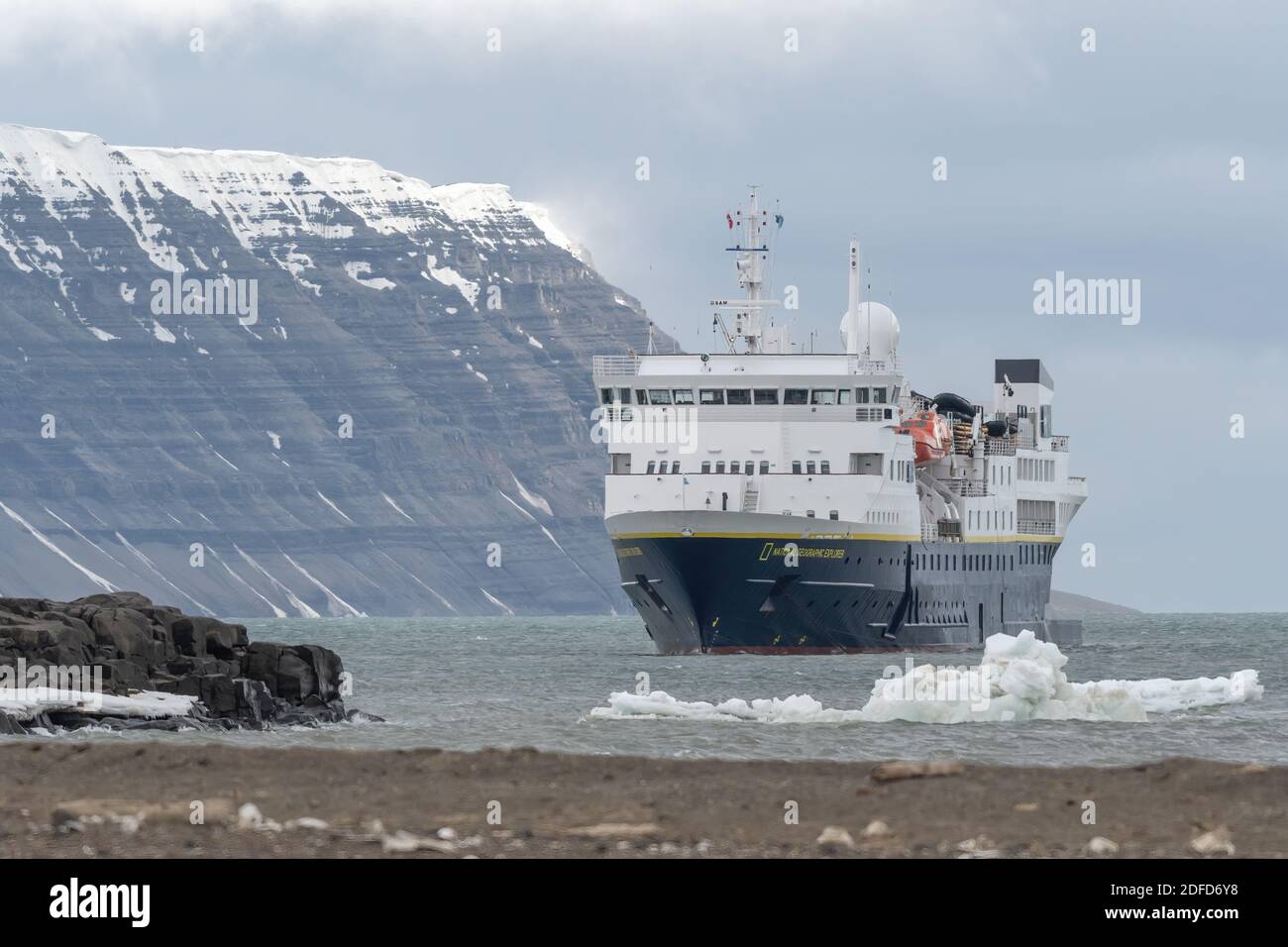 Die M/S National Geographic Explorer (ein kleines Expeditionsschiff) ankerte vor einem Strand in Svalbard, Norwegen. Stockfoto