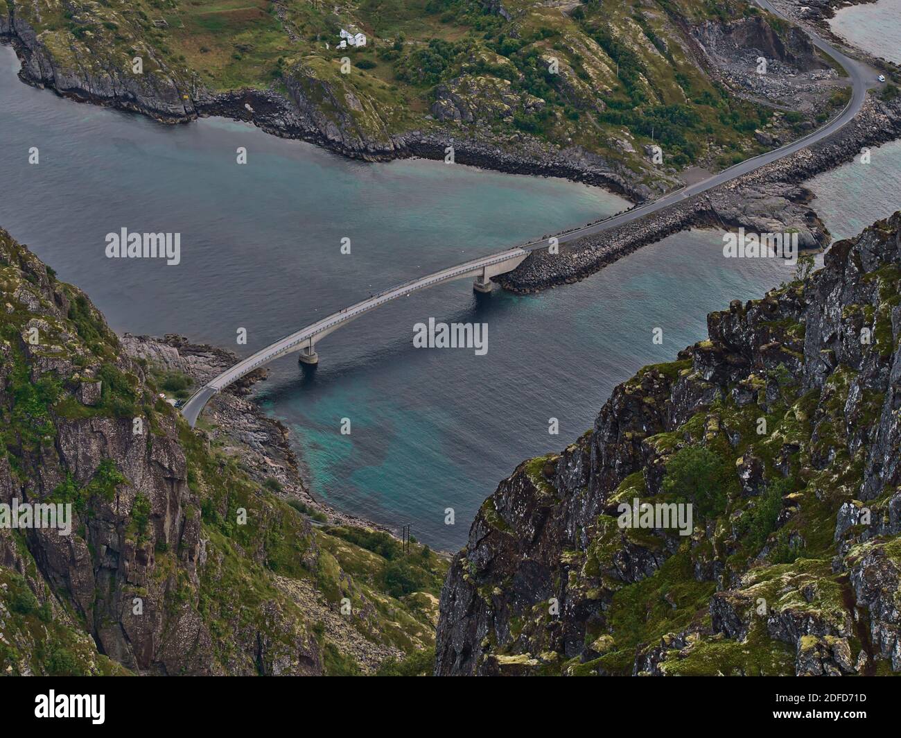 Schöne Luftaufnahme der Brücke Engoysundet Bru durch Berge, die Fischerdorf Henningsvær mit Austvågøya Insel, Lofoten, Norwegen verbinden. Stockfoto
