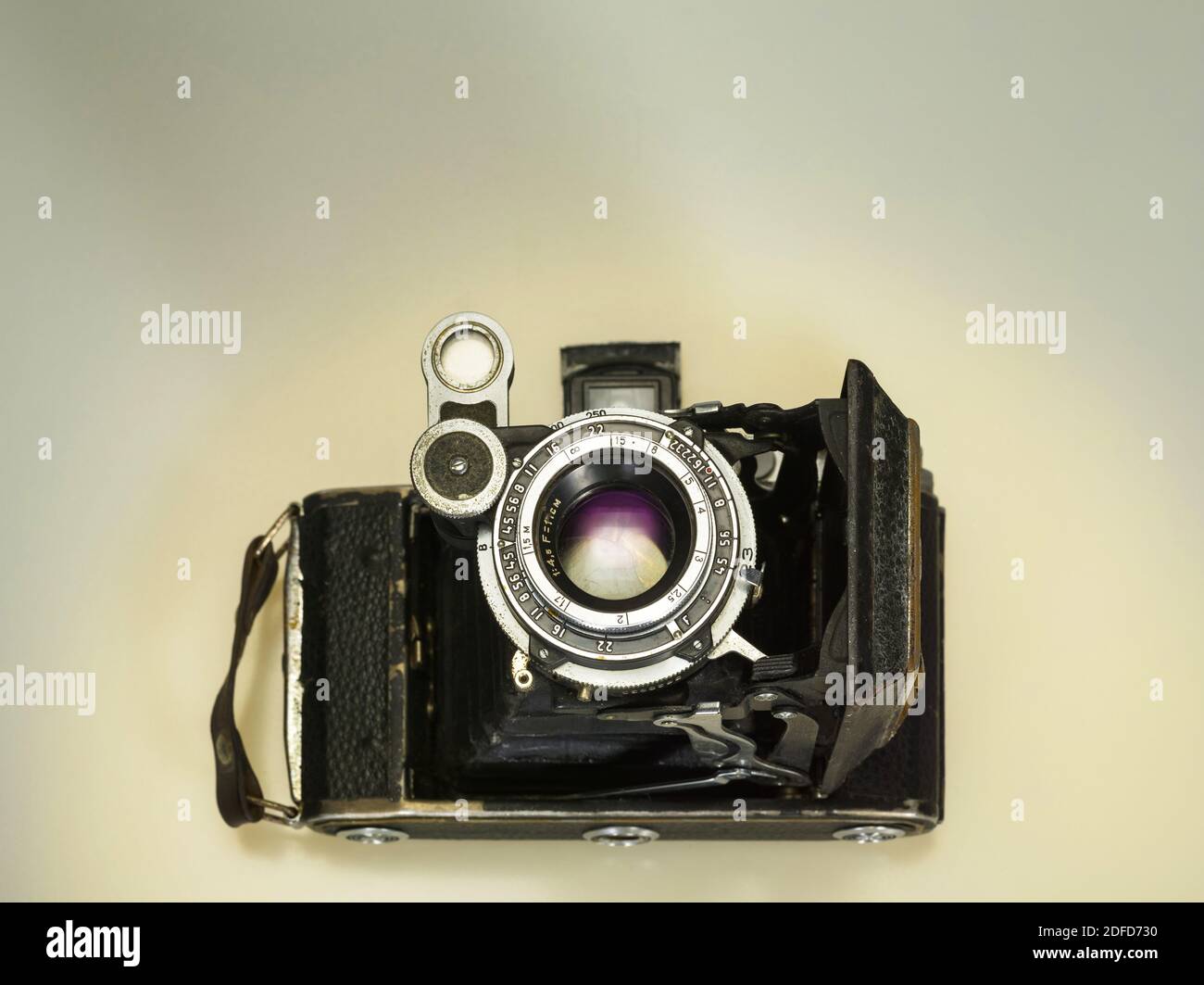 Schöne Vintage-Filmkamera auf Retro-Farbe Hintergrund professionelle Ausrüstung Modekollektion und -Ausstellung Stockfoto Schöne Vintage-Filmkamera auf Retro-Farbe Hintergrund professionelle Ausrüstung Modekollektion und -Ausstellung Stockfoto