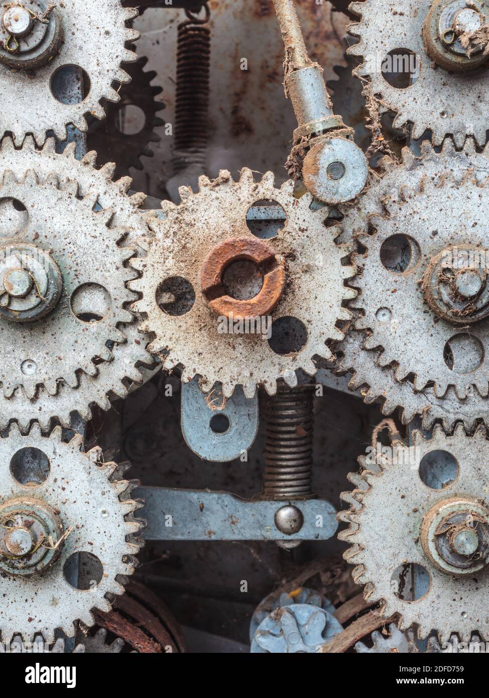 Alte verschmutzte verwitterte Zahnräder einer Industriemaschine Stockfoto