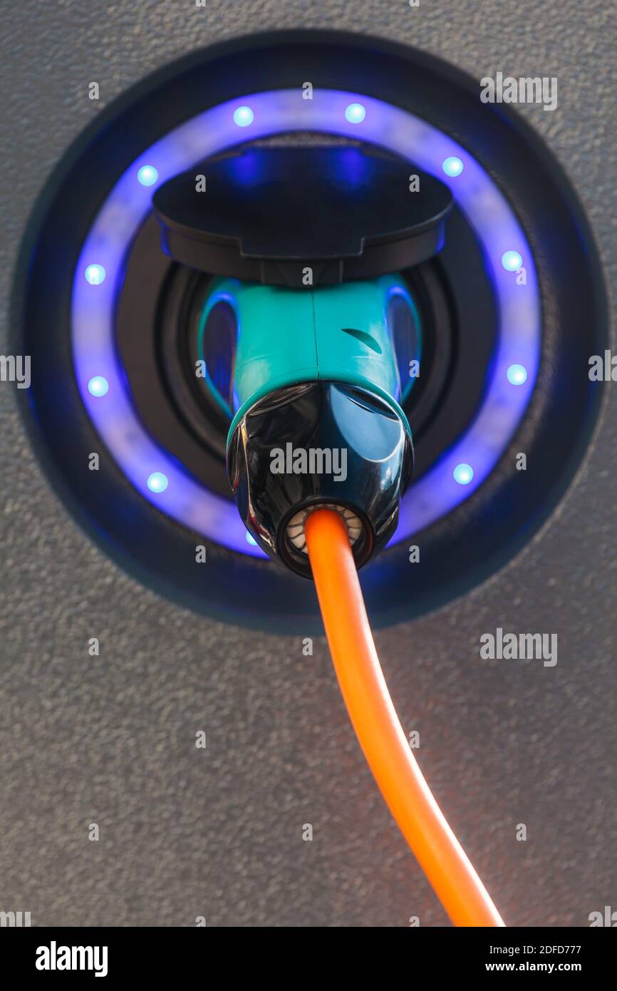 Detail des Netzsteckers eines Ladegeräts für Elektroautos Stockfoto