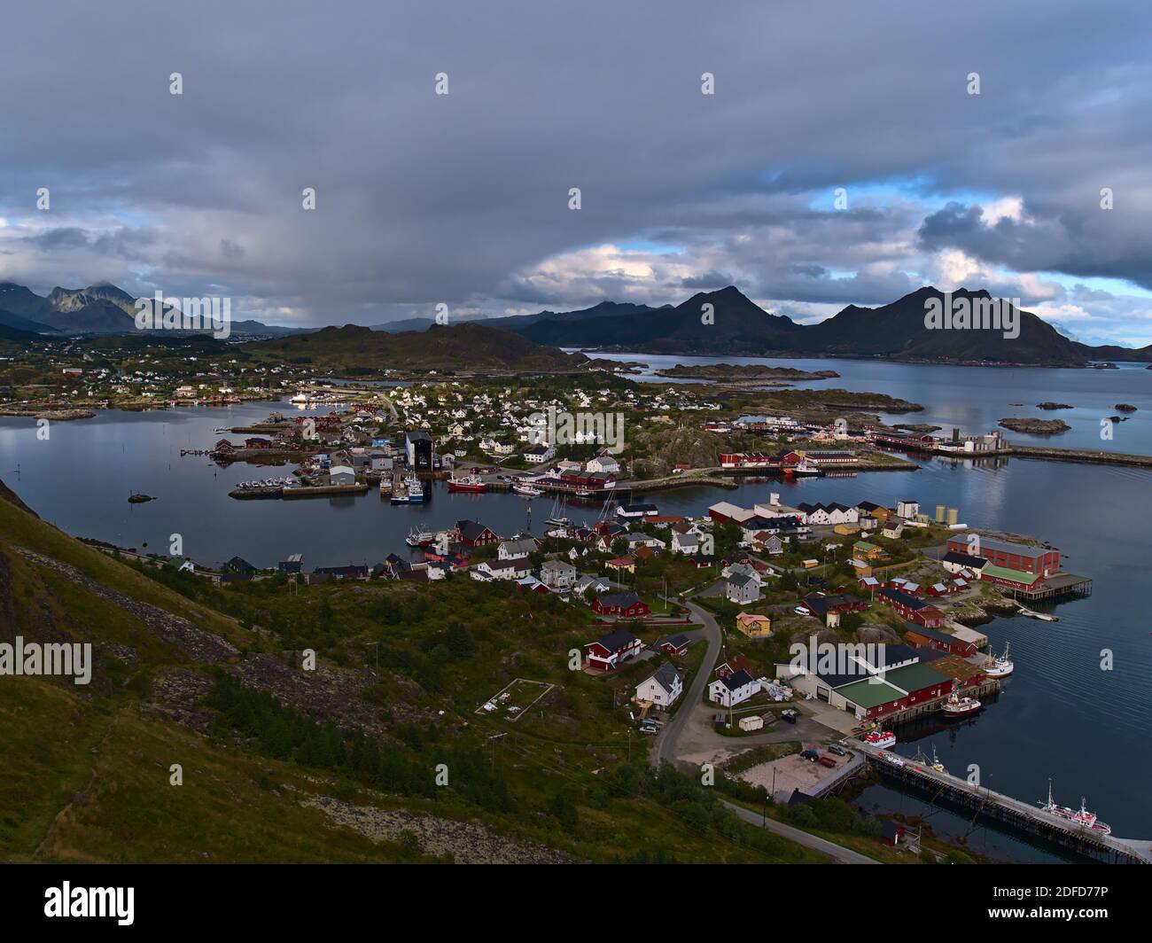 Schöne Luftaufnahme des Fischerdorfes Ballstad befindet sich auf einer kleinen Insel auf Vestvågøya, Lofoten, Norwegen mit Hafen, Docks, Boote, Lagerhallen. Stockfoto