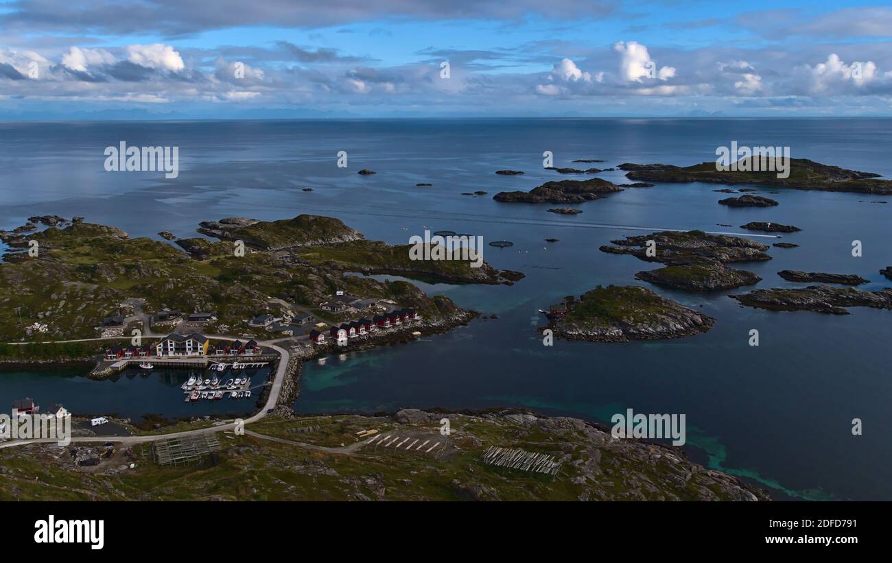 Luftaufnahme des Ufers des Norwegischen Meeres im Fischerdorf Ballstad, Vestvågøya Insel, Lofoten, Norwegen mit Ferienort von roten Rorbu Häusern. Stockfoto