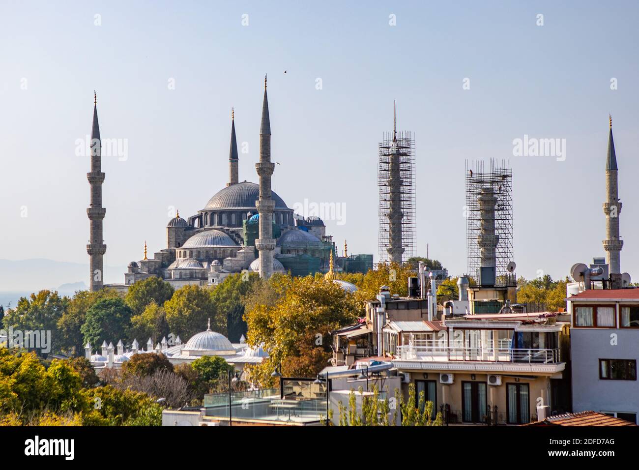 Die Blaue Moschee oder Sultanahmet Camii ist die größte Moschee In Istanbul und ist eine große Touristenattraktion Stockfoto