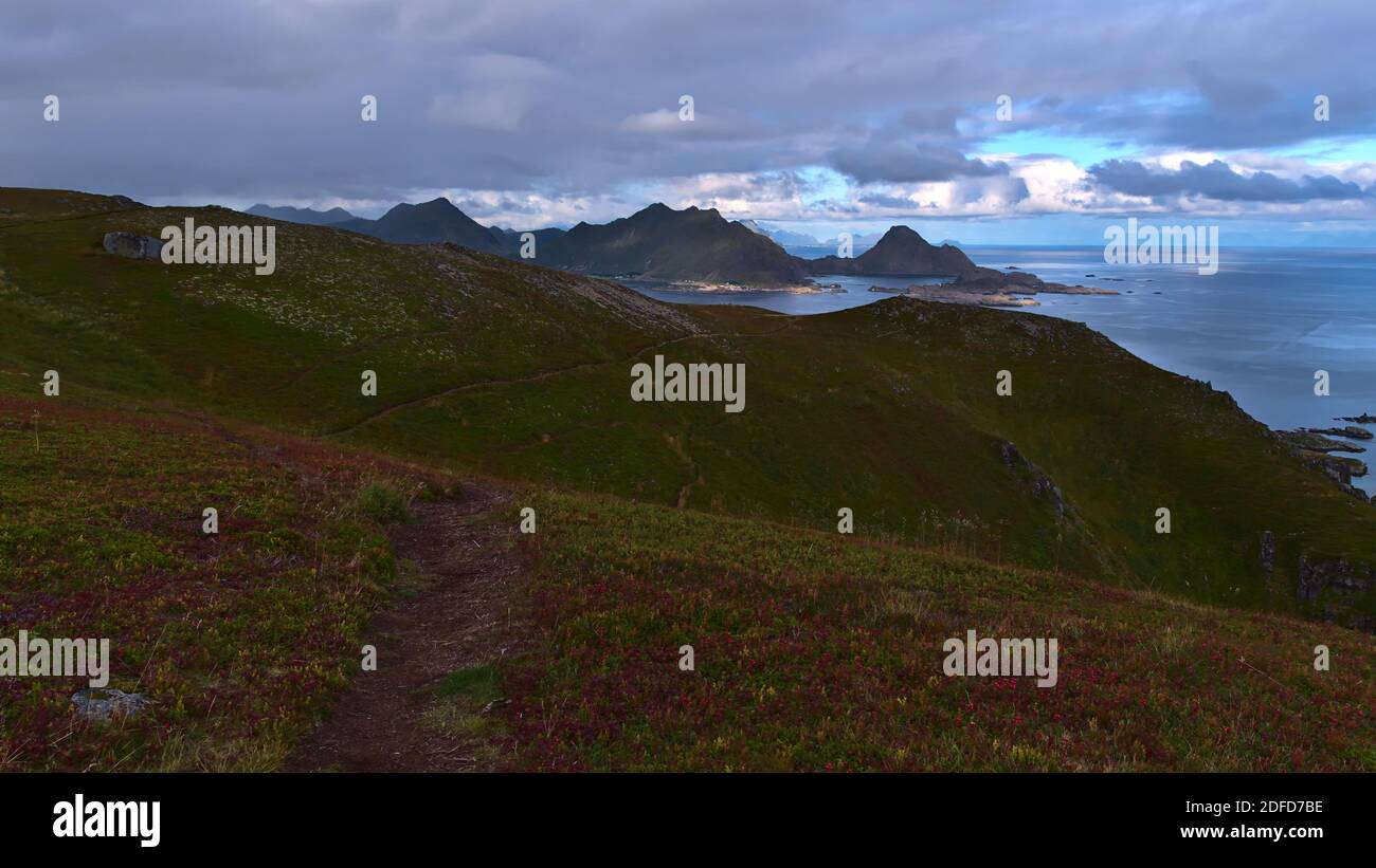 Schöner Panoramablick über das Plateau Ballstadheia oberhalb des Dorfes Ballstad, Insel Vestvågøya, Lofoten, Norwegen mit Wanderweg. Stockfoto