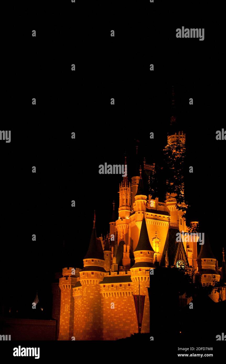Farbenfrohe Feuerwerk bei Nacht rund um das berühmte Schloss Magic Kingdom, Ikone mehrerer Hollywood-Filme. Disneyworld Florida, FL USA Stockfoto
