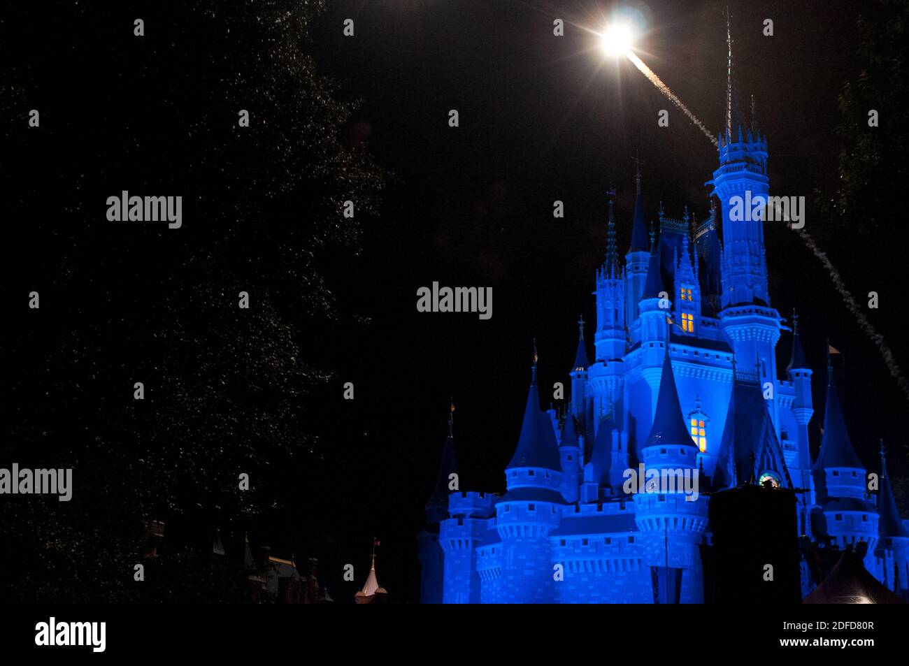 Farbenfrohe Feuerwerk bei Nacht rund um das berühmte Schloss Magic Kingdom, Ikone mehrerer Hollywood-Filme. Disneyworld Florida, FL USA Stockfoto