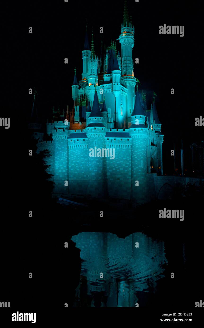 Farbenfrohe Feuerwerk bei Nacht rund um das berühmte Schloss Magic Kingdom, Ikone mehrerer Hollywood-Filme. Disneyworld Florida, FL USA Stockfoto