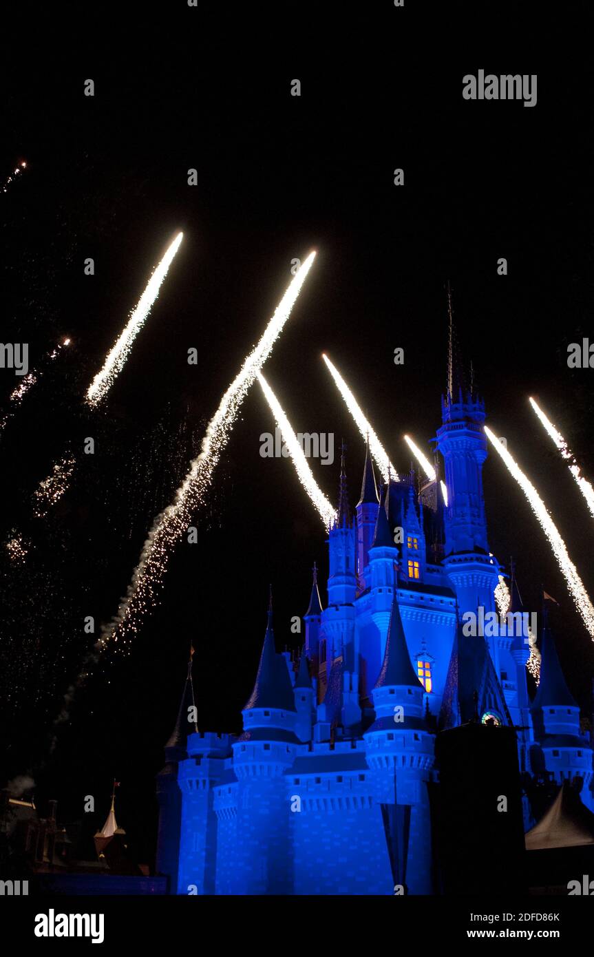 Farbenfrohe Feuerwerk bei Nacht rund um das berühmte Schloss Magic Kingdom, Ikone mehrerer Hollywood-Filme. Disneyworld Florida, FL USA Stockfoto