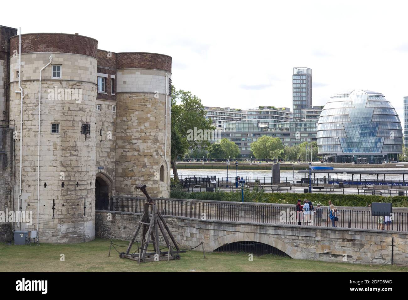 Beefeater am Tower von London mit dem Rathaus im Hintergrund. Stockfoto