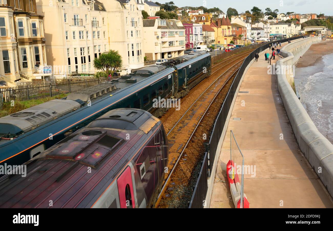 Vorbeifahrende Züge entlang der neuen Ufermauer in Dawlish, mit Blick auf den Bahnhof. (Siehe Hinweis). Stockfoto