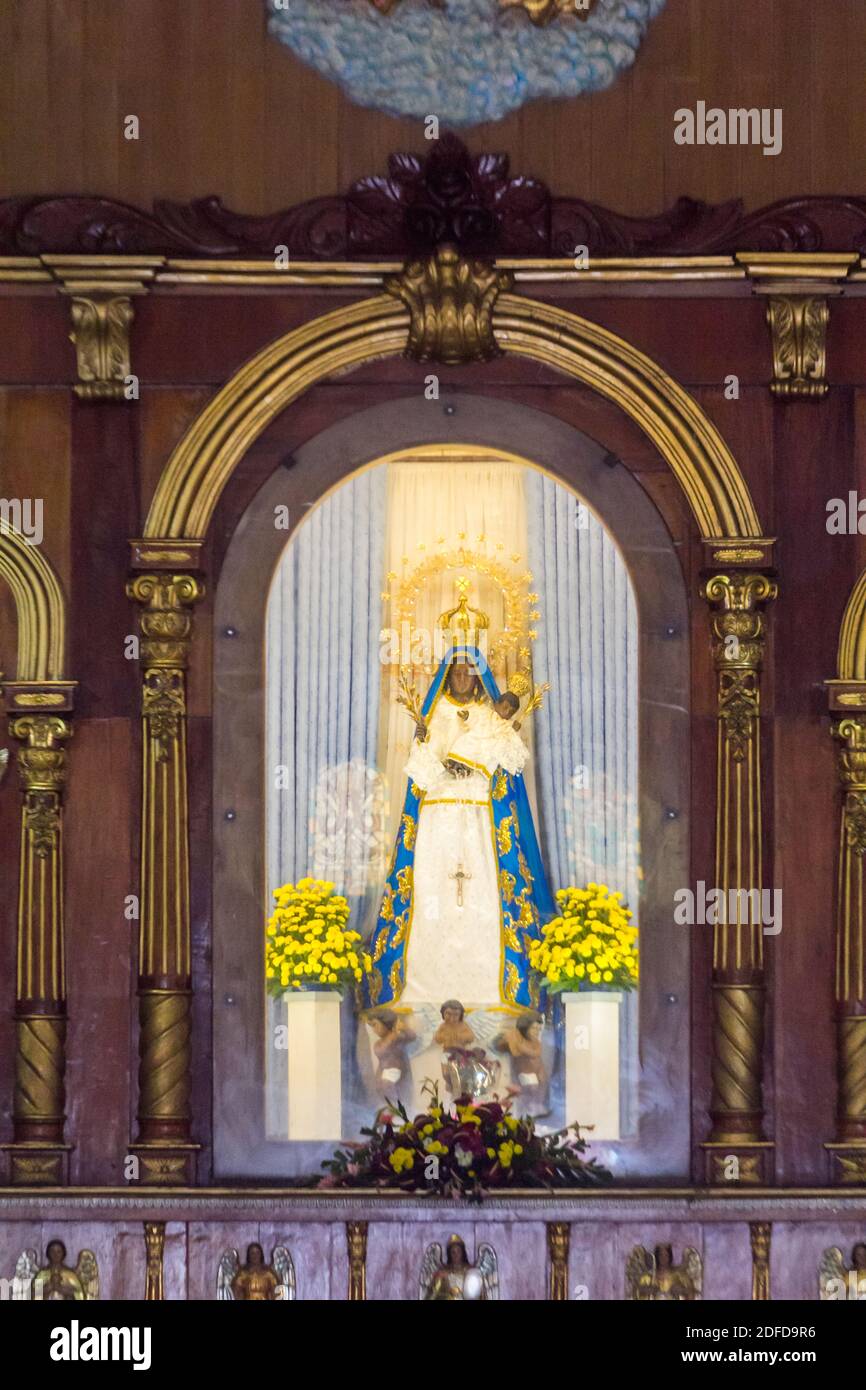 Statue der Muttergottes von Piat in der Provinz Cagayan befindet sich am Altar und wird gesagt, wundersam zu sein. Stockfoto