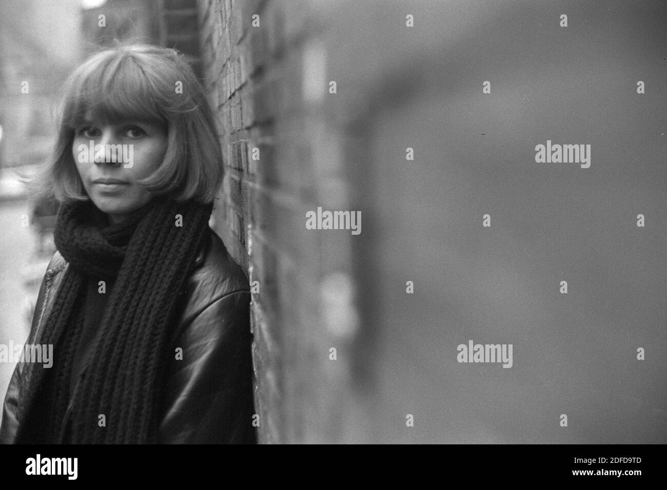 Astrid KIRCHHERR, Deutschland, Fotografin und Künstlerin, Portrait, portrÃ t, Portrait, beschnittenes Einzelbild, Einzelmotiv, vor dem Hamburger Star Club, wurde bekannt für ihre Fotos und Freundschaft mit den Beatles, deren legendäre Pilzfrisur auf ihre Empfehlung, Hamburger Star Club, 06.01.1963, zurückzuführen ist Stockfoto