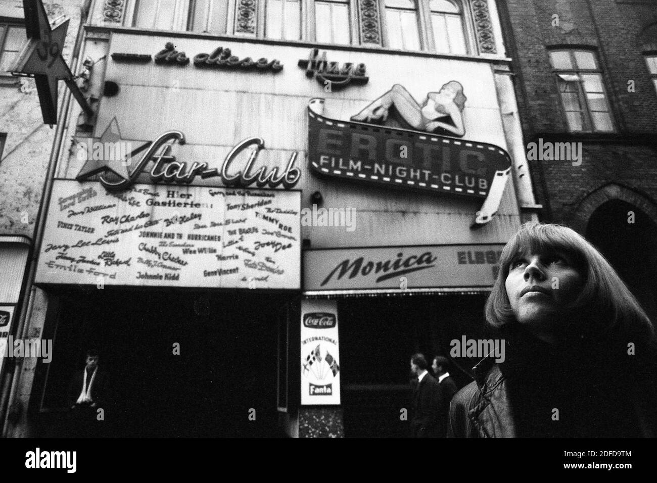 Astrid KIRCHHERR, Deutschland, Fotografin und Künstlerin, Portrait, portrÃ t, Portrait, getrimmt Einzelbild, Einzelmotiv, vor dem Eingang zum Hamburger Star Club, wurde bekannt durch ihre Fotos und Freundschaft mit den Beatles, deren legendäre Pilzfrisur auf ihre Empfehlung zurückzuführen ist, Hamburger Star Club, 01/06/1963, Â Verwendung weltweit Stockfoto