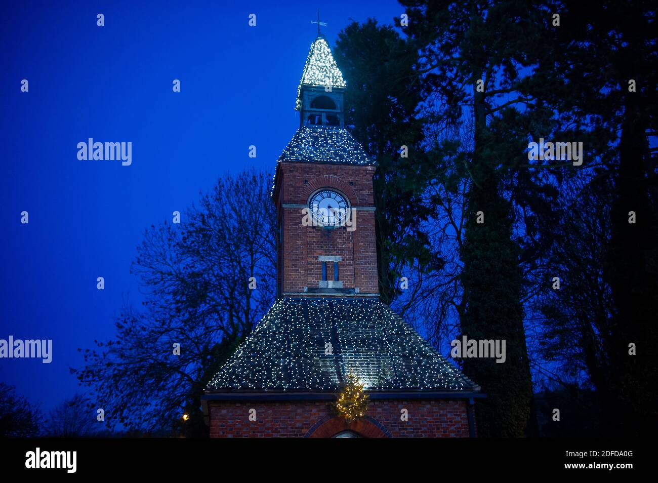 Wendover, Buckinghamshire, Großbritannien. Dezember 2020. Der Uhrturm in Wendover funkelt mit weihnachtlichen Lichtern. Lokale Geschäfte und Pubs in Wendover hoffen auf einen geschäftigen Dezember, da sie nach dem Ende der zweiten Covid-19-Sperre wieder geöffnet werden und die Stadt in Tier 2 geht. Quelle: Maureen McLean/Alamy Stockfoto