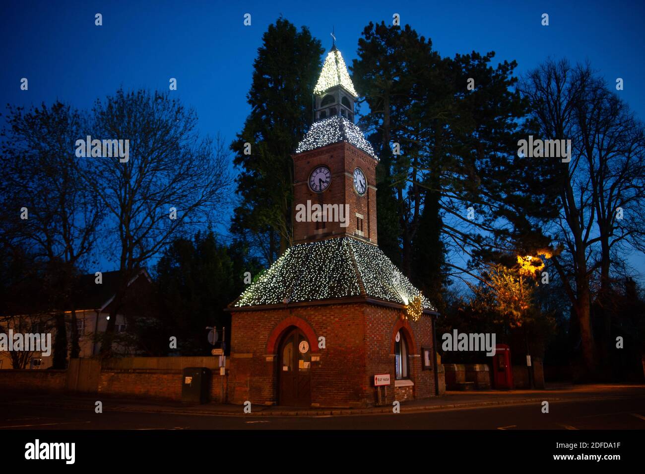 Wendover, Buckinghamshire, Großbritannien. Dezember 2020. Der Uhrturm in Wendover funkelt mit weihnachtlichen Lichtern. Lokale Geschäfte und Pubs in Wendover hoffen auf einen geschäftigen Dezember, da sie nach dem Ende der zweiten Covid-19-Sperre wieder geöffnet werden und die Stadt in Tier 2 geht. Quelle: Maureen McLean/Alamy Stockfoto